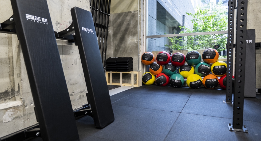 リグ、バーベル&プレート、KB、DB、カーディオ系、WBなど取り揃え、カフェにはプロテインの他ビールやクラフトティーなどご用意（画像）