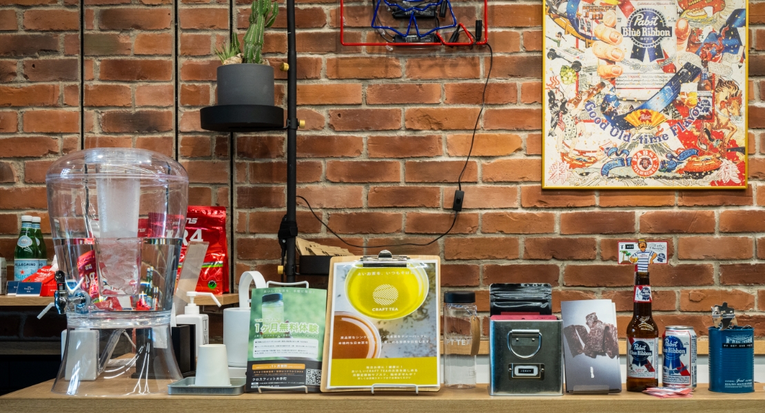 リグ、バーベル&プレート、KB、DB、カーディオ系、WBなど取り揃え、カフェにはプロテインの他ビールやクラフトティーなどご用意（画像）